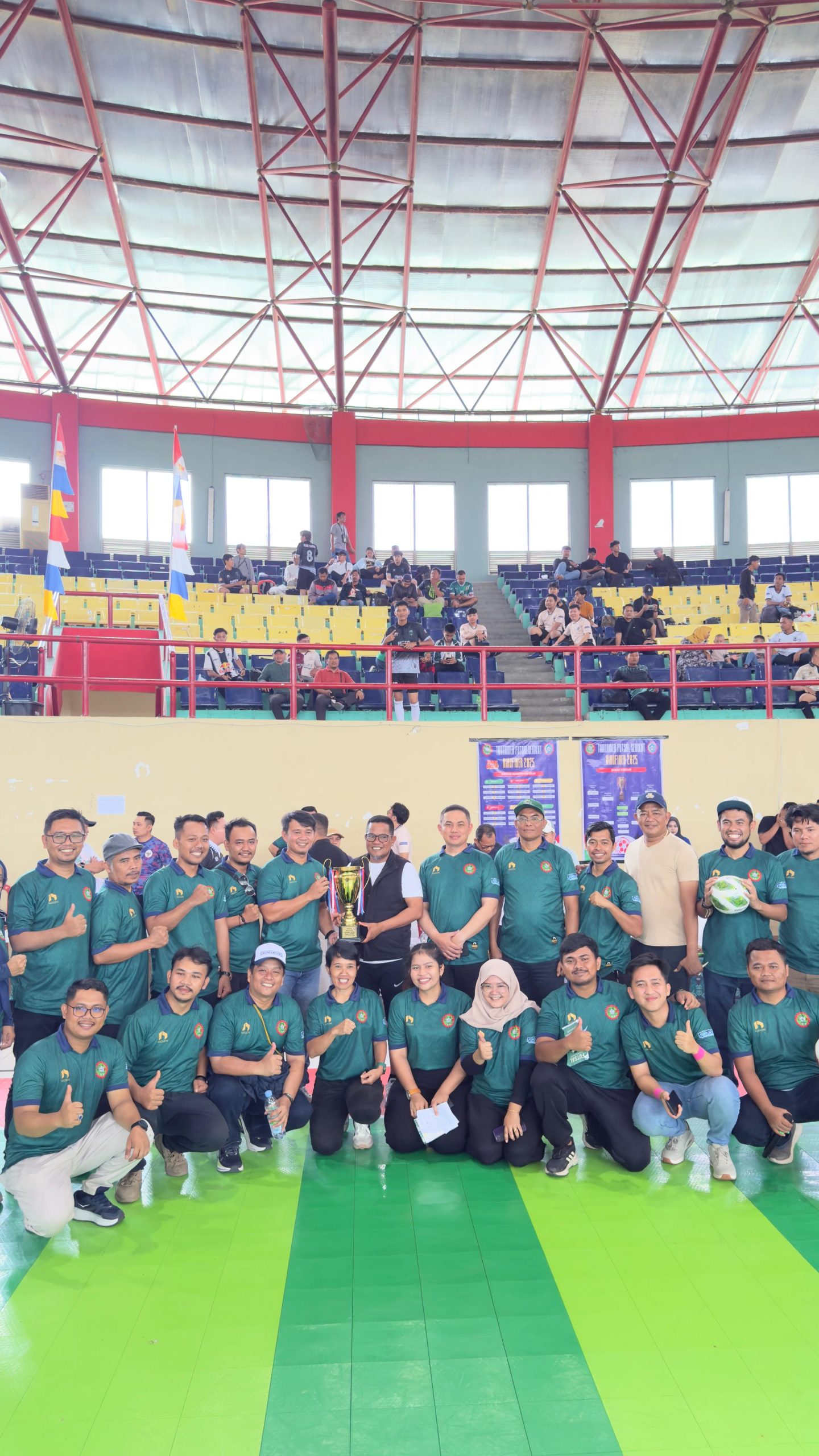 You are currently viewing Bupati Pelalawan H. Zukri Buka Turnamen Futsal Serikat Riau Fiber 2025