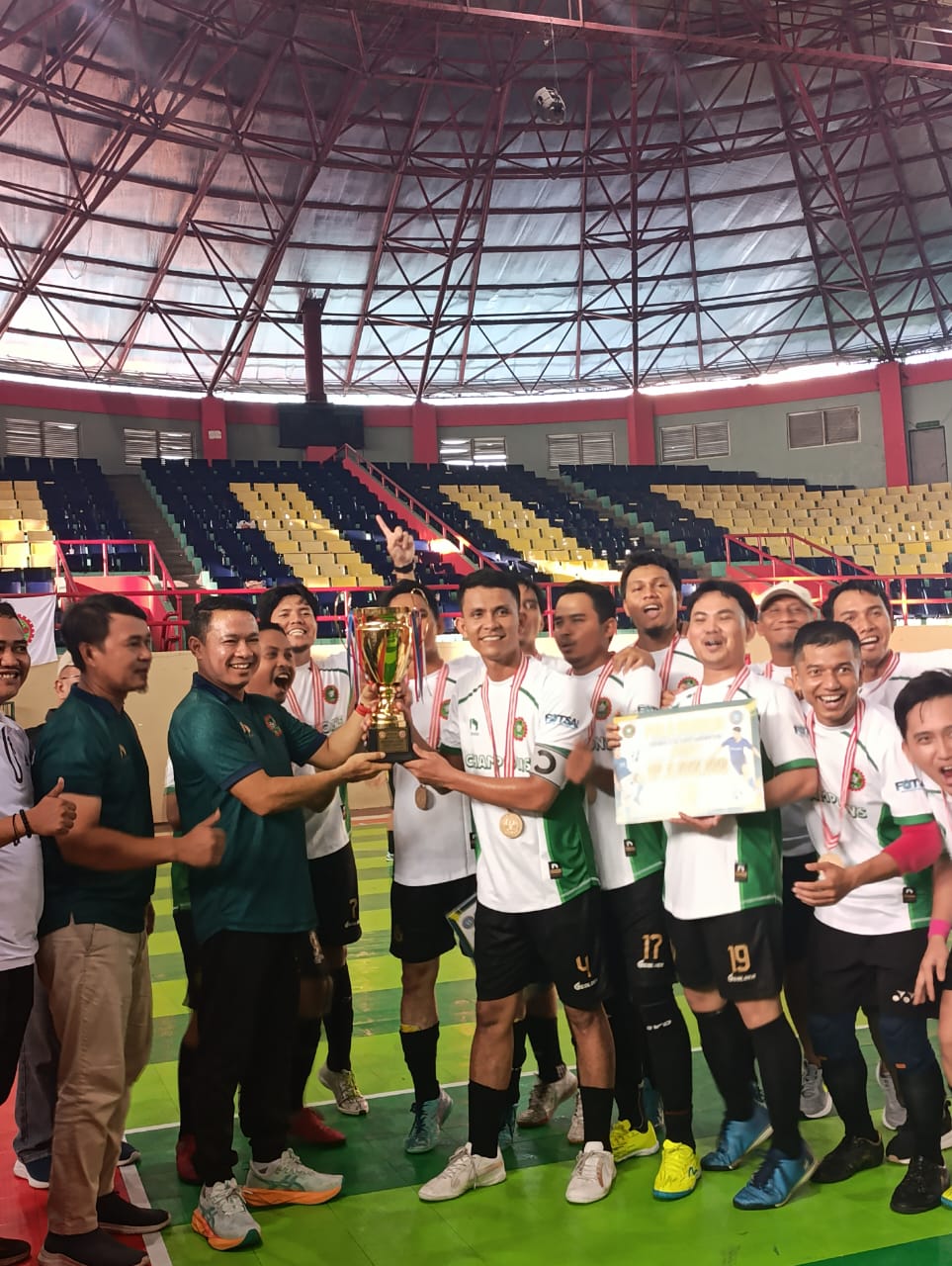 You are currently viewing Wakil Bupati Pelalawan Resmi Menutup Turnamen Futsal Serikat Riau Fiber 2025